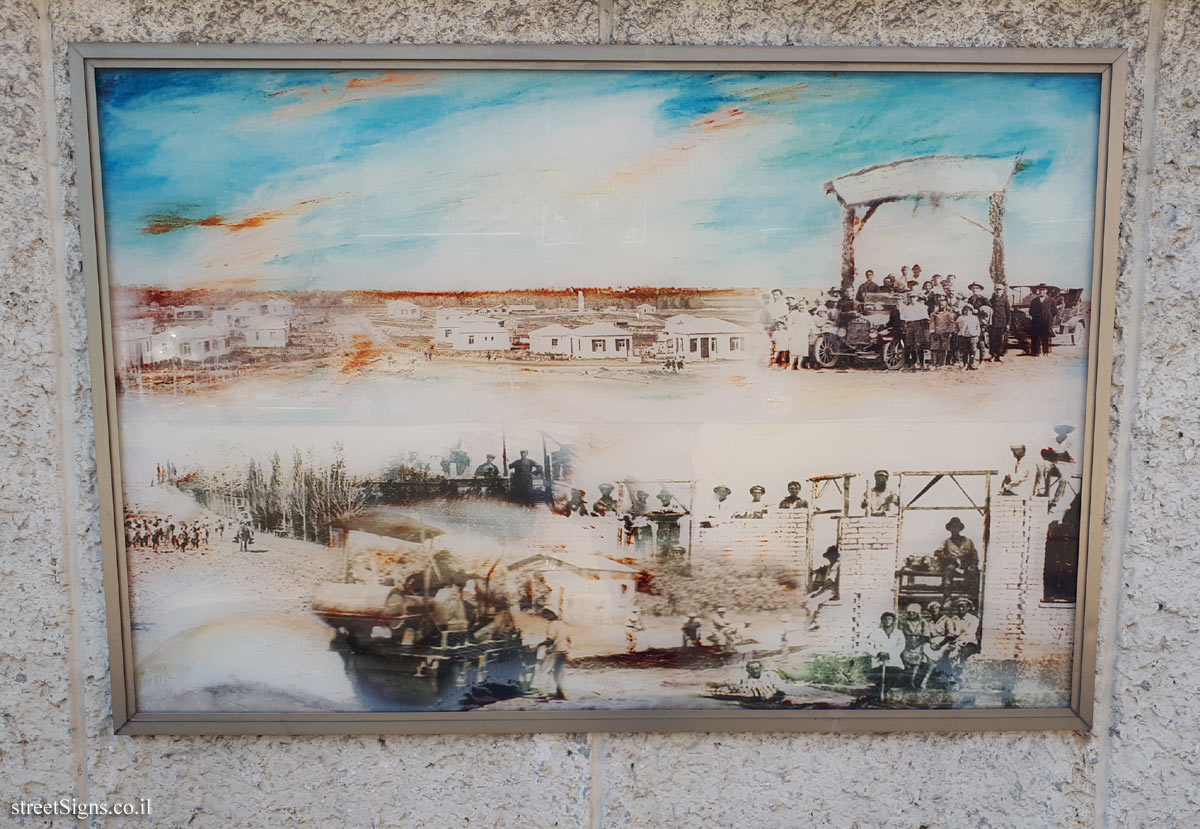 The wall of art - "Between Two Hills" - Picture 1 - Weizman St 26, Giv’atayim, Israel