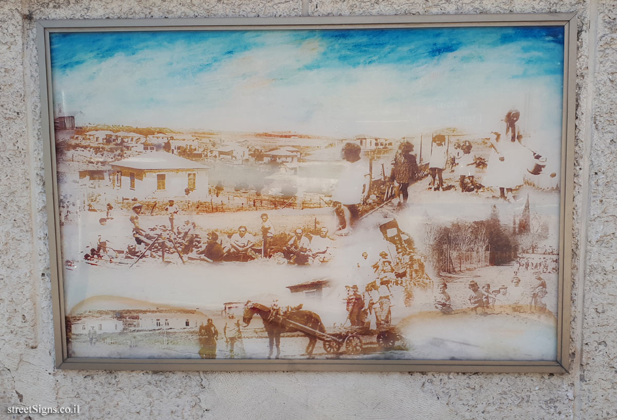 The wall of art - "Between Two Hills" - Picture 2 - Weizman St 26, Giv’atayim, Israel
