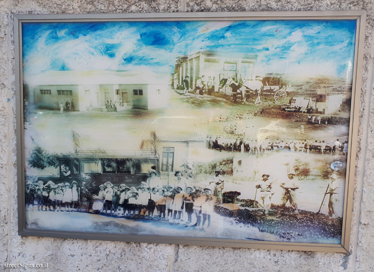 The wall of art - "Between Two Hills" - Picture 3 - Weizman St 26, Giv’atayim, Israel