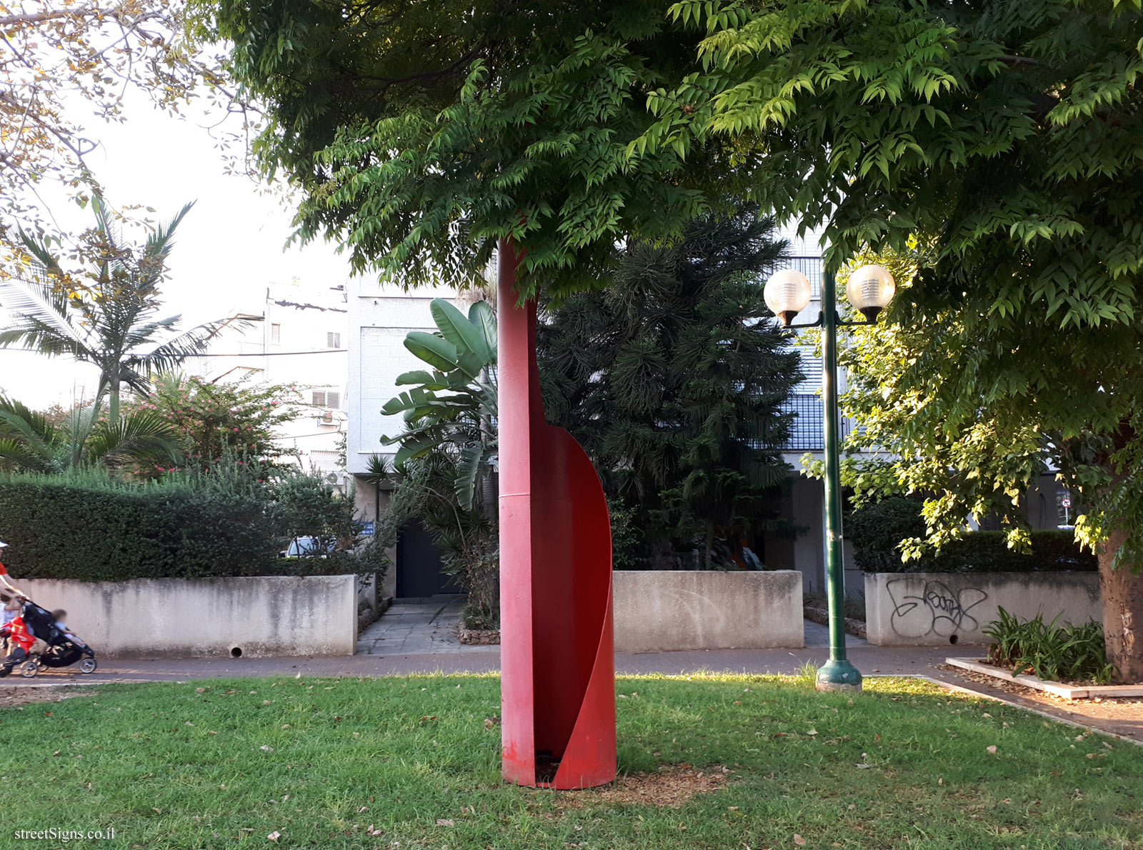 Tel Aviv - "Crown and Gown" - Outdoor sculpture by Michael Gross - Pinkas St 30, Tel Aviv-Yafo, Israel