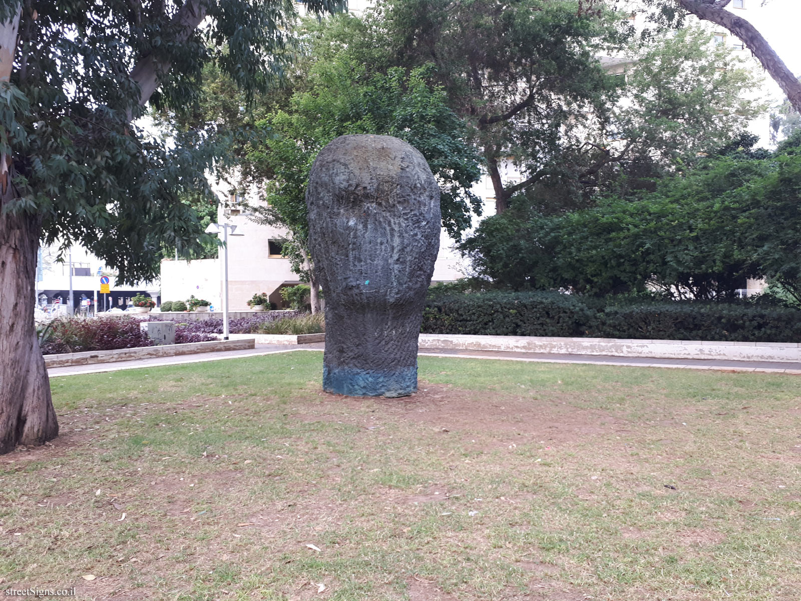 "Head II" - Outdoor sculpture by Ofer Lallouche - Berkovitch St 5, Tel Aviv-Yafo, Israel
