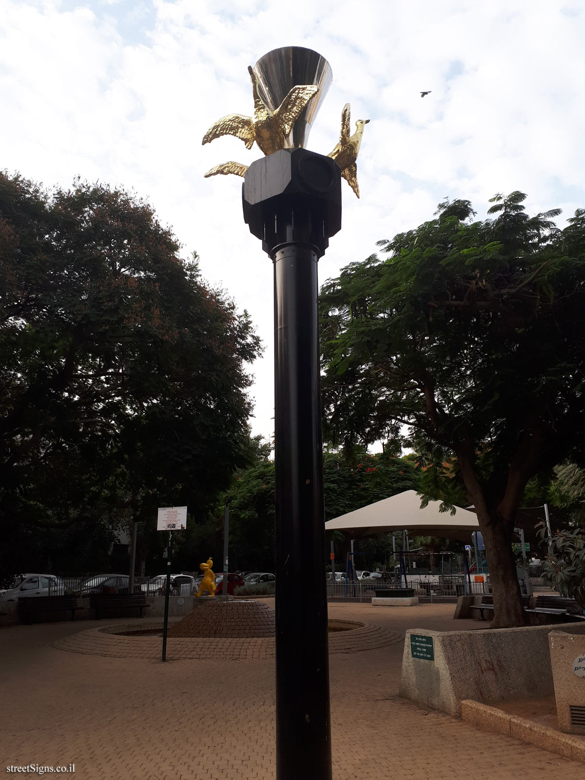"Column, Screw and Ducks" - Outdoor sculpture by Motti Mizrachi - 2 Masarik Ave, Tel Aviv, Israel