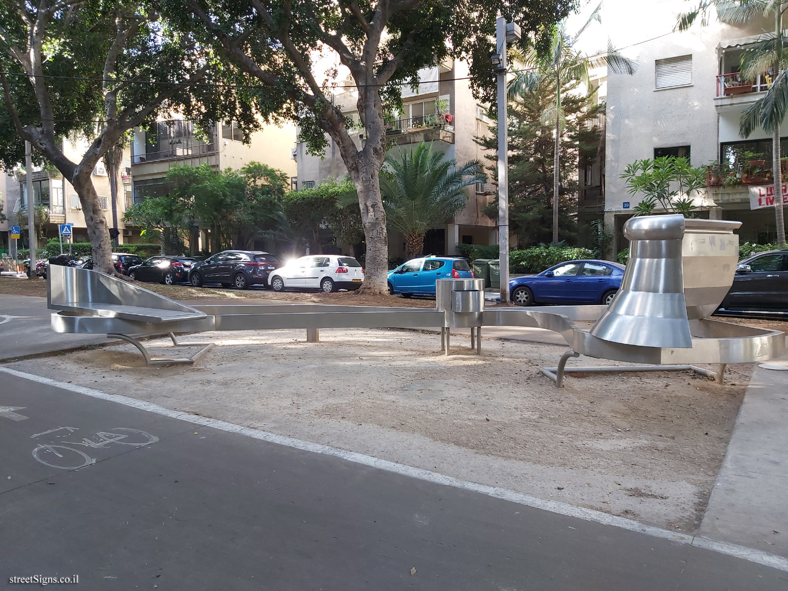 "Piano / Pianissimo" - Outdoor sculpture by Sigal Primor - Sderot Chen 43, Tel Aviv-Yafo, Israel