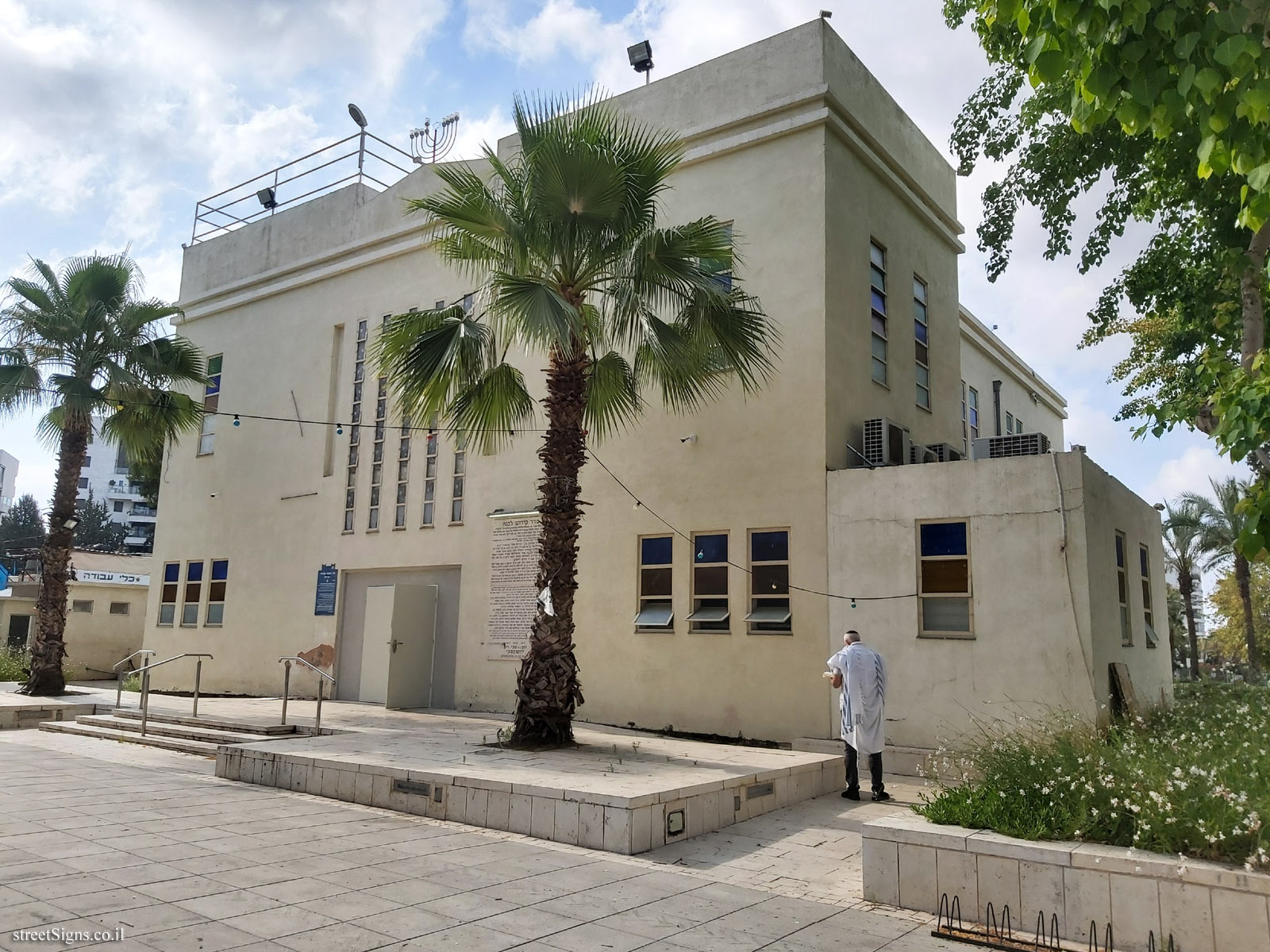 Heritage Sites in Israel - The Central Synagogue - Magdiel - Sokolov St 2, Hod Hasharon, Israel