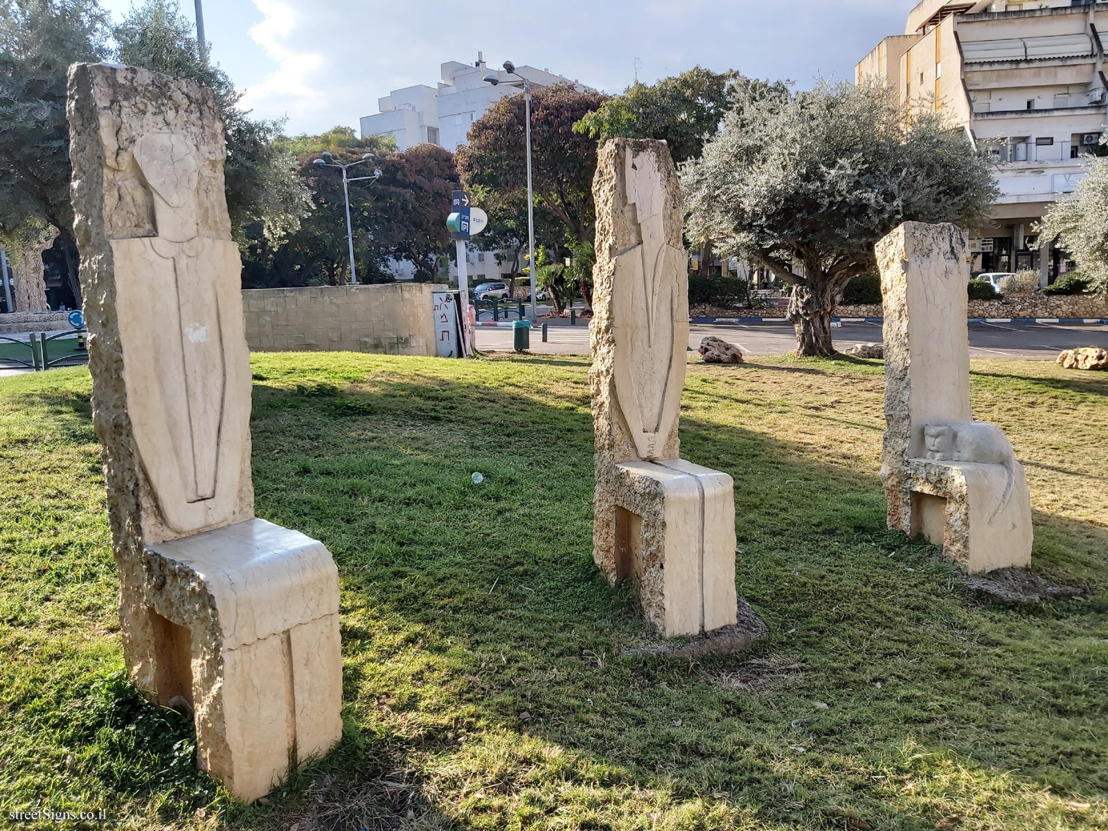 "Three Chairs and a Cat" - an outdoor sculpture by Varda Givoli and Ilan Gelber - Ahuza/Ben Gurion, Ra’anana, Israel