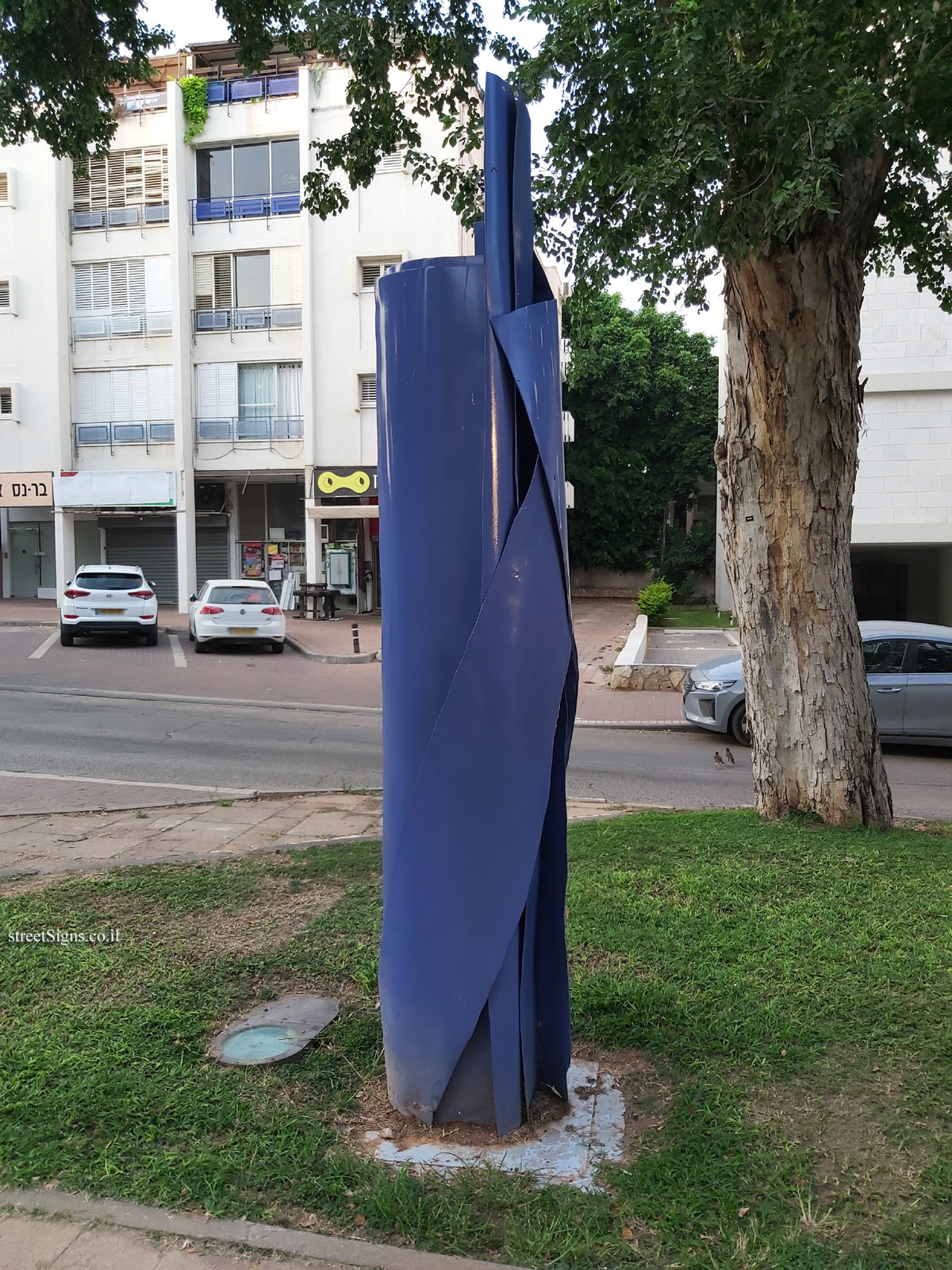 "Column" Outdoor sculpture by Dina Recanati - Sderot Weizman 13, Ramat HaSharon, Israel
