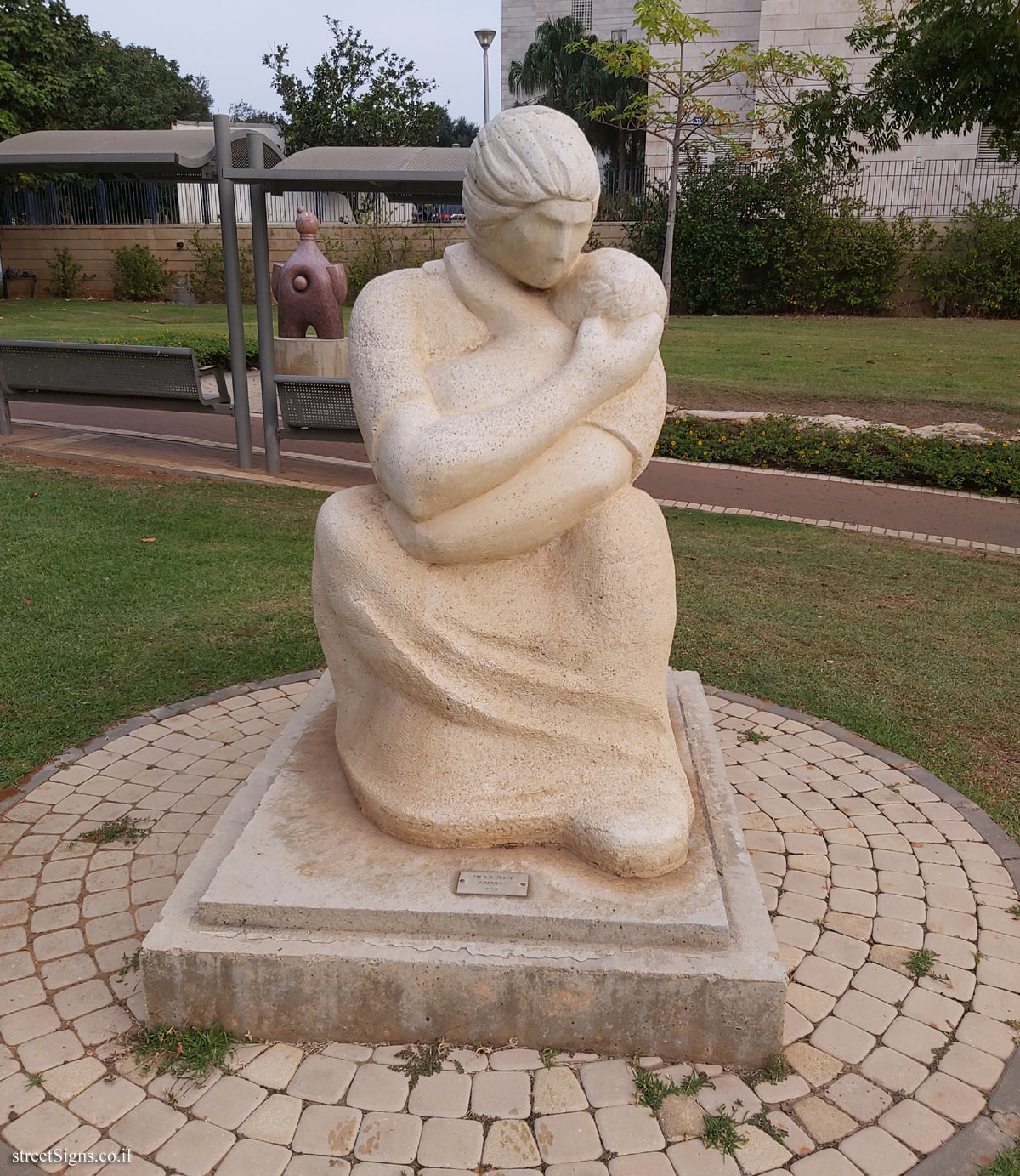 "Motherhood" Outdoor statue of Dina Babay - Egoz St 7, Kiryat Ono, Israel