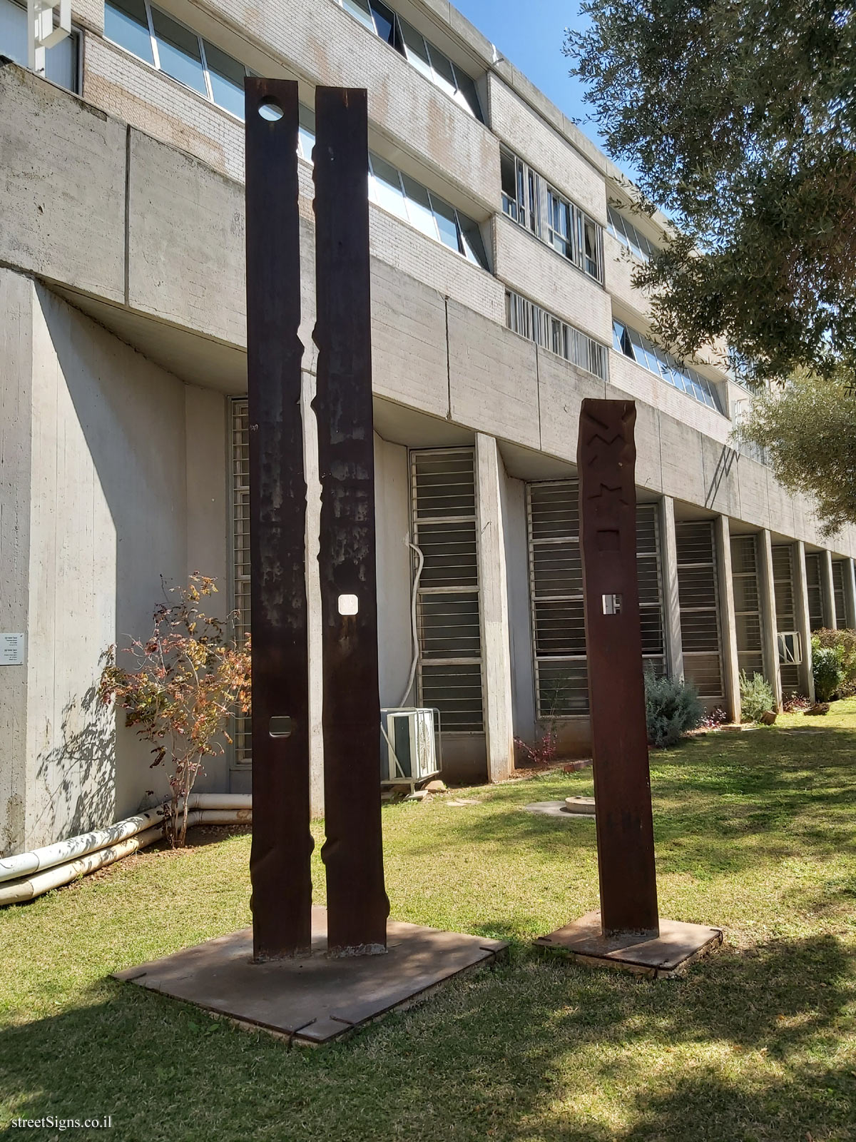 Tel Aviv - "Family judgment" - Outdoor sculpture by Yigael Tumarkin - Weizmann St 1, Tel Aviv-Yafo, Israel