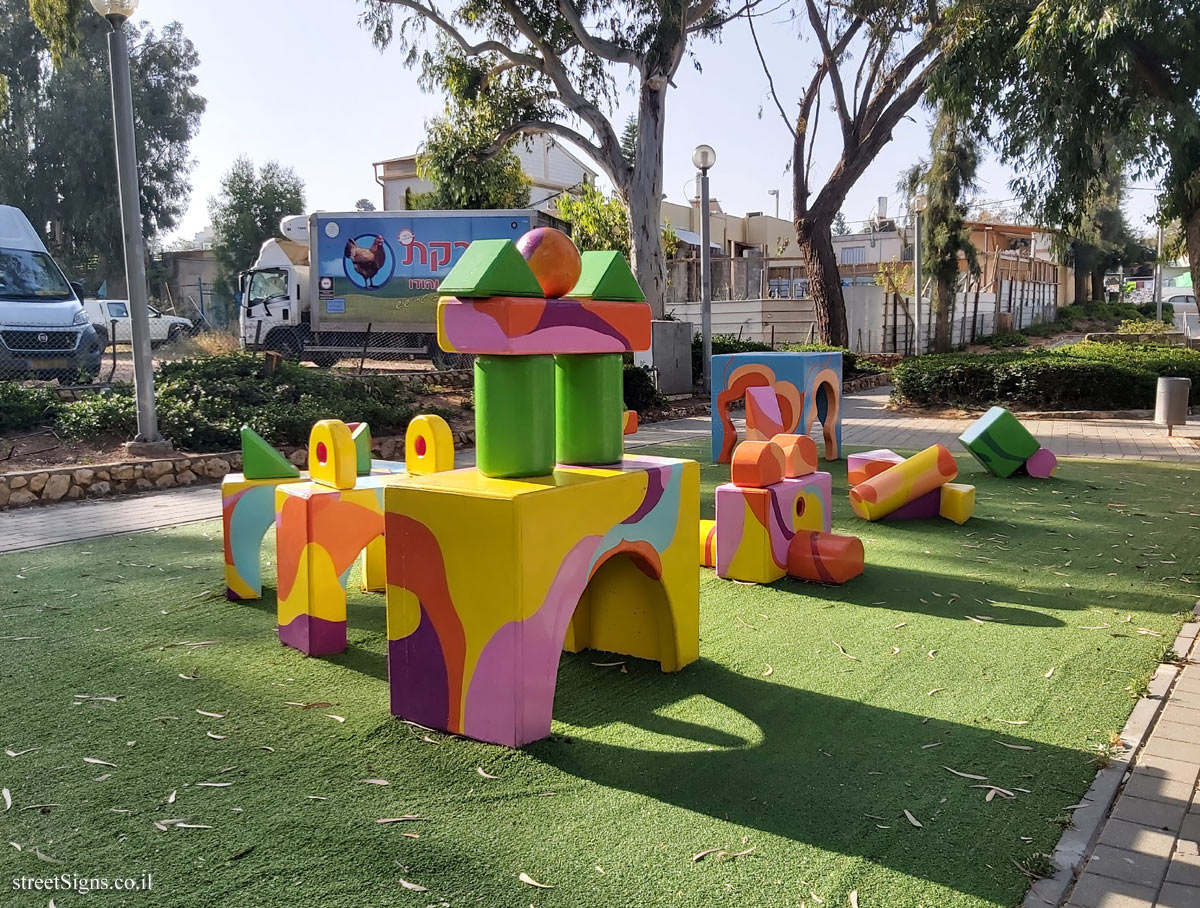Holon - Story Garden - I built a tower of cubes - HaTana’im St 3, Holon, Israel