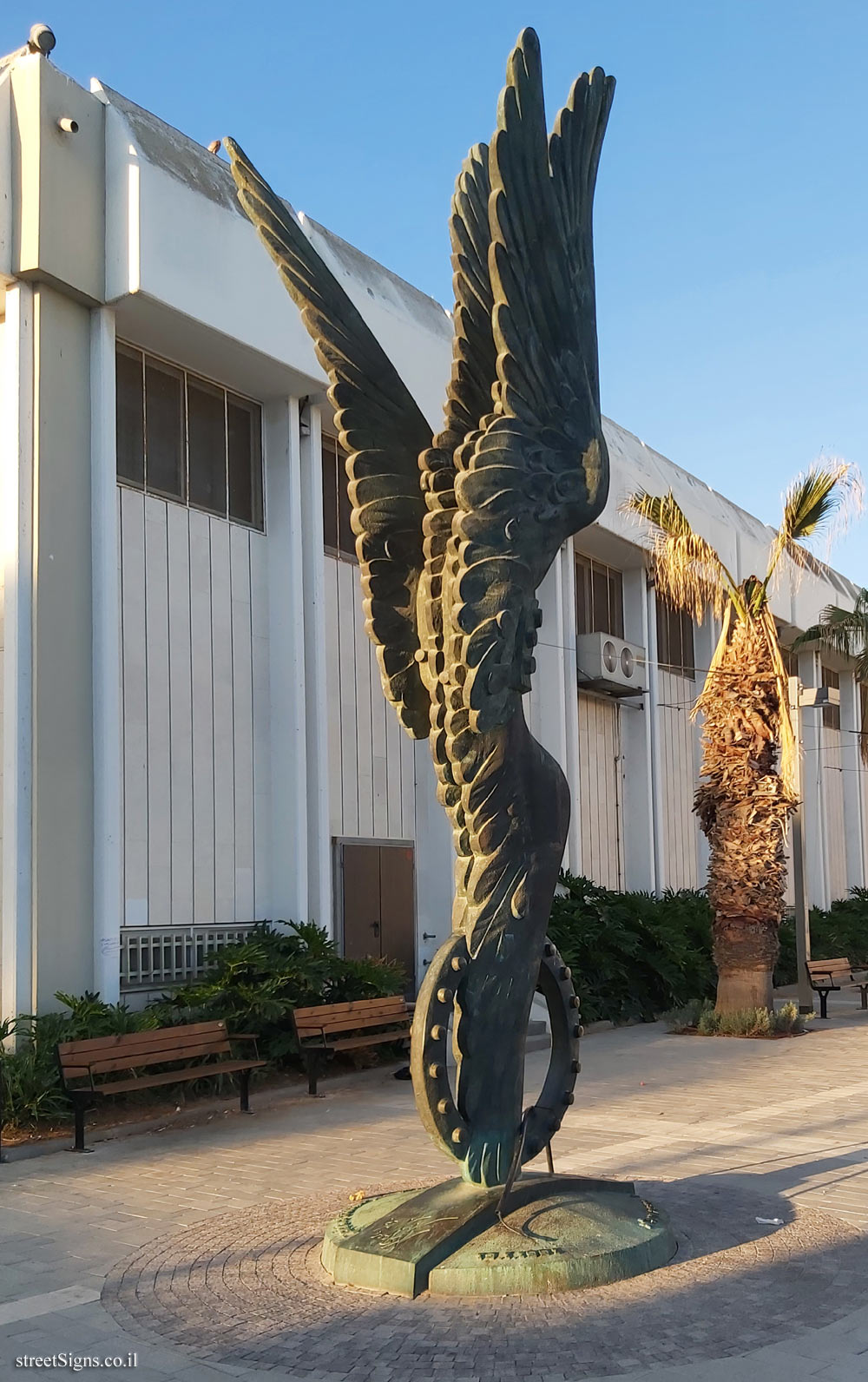 Tel Aviv - "Helolgal" outdoor sculpture by Motti Mizrachi - Yamin St 4, Tel Aviv-Yafo, Israel
