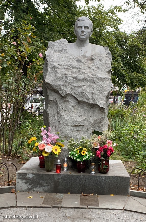 New York - A memorial statue of Father Jerzy Popieluszko - Father Jerzy Popieluszko Walkway, Brooklyn, NY 11222, USA