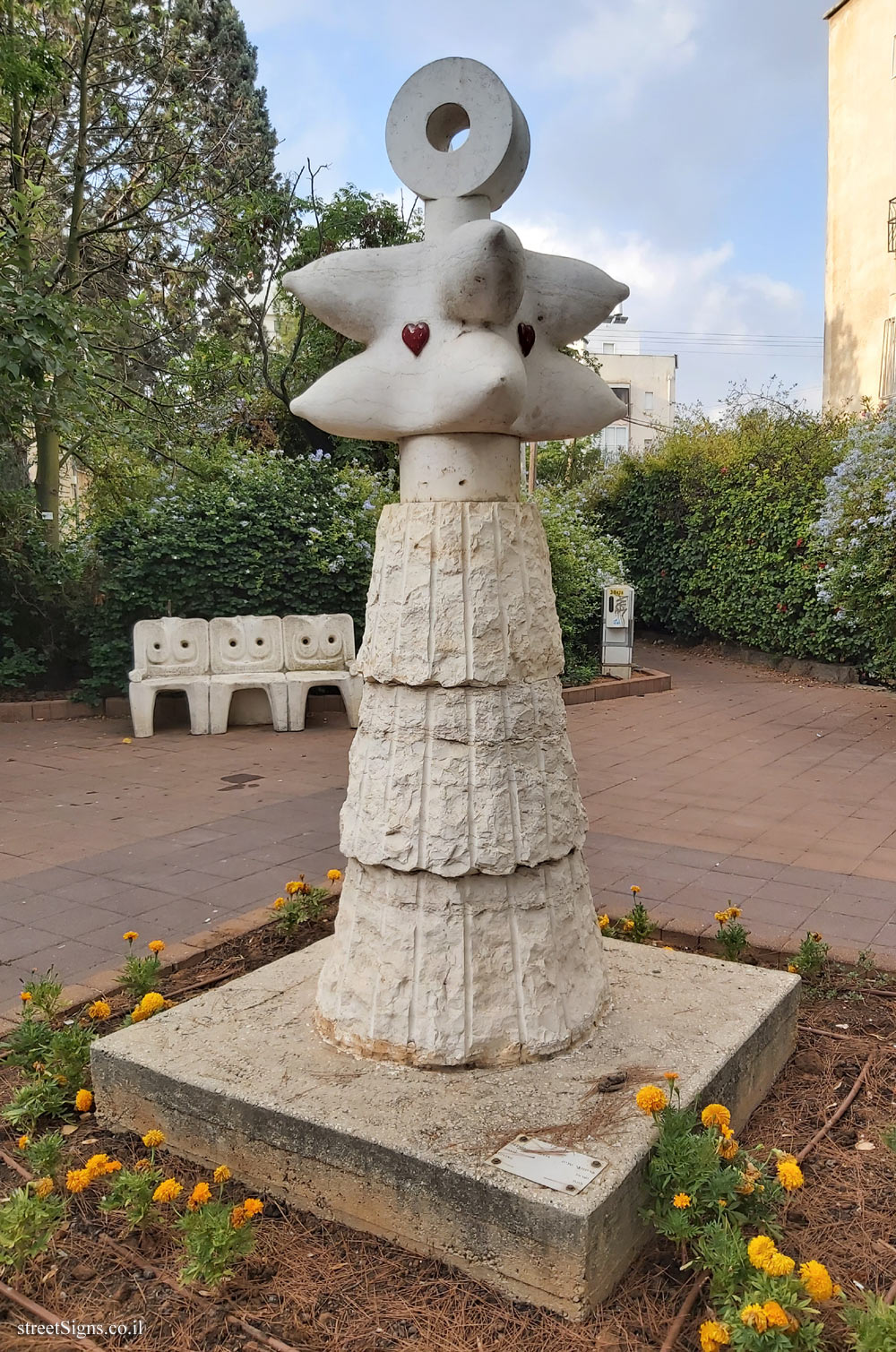 Holon - Woman Garden - "Giving" - Tanya Preminger’s outdoor sculpture - Mikve Yisrael St 4, Holon, Israel