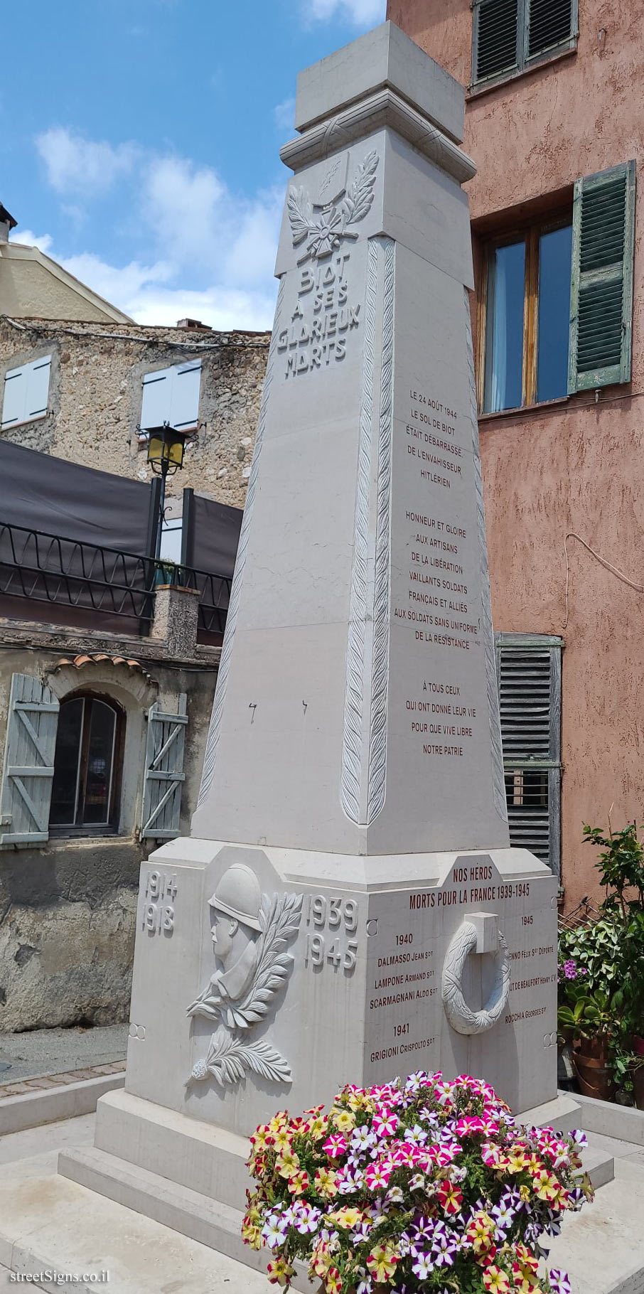 A monument to the locals who fell in World War II - Chemin durbec, 06410 Biot, France
