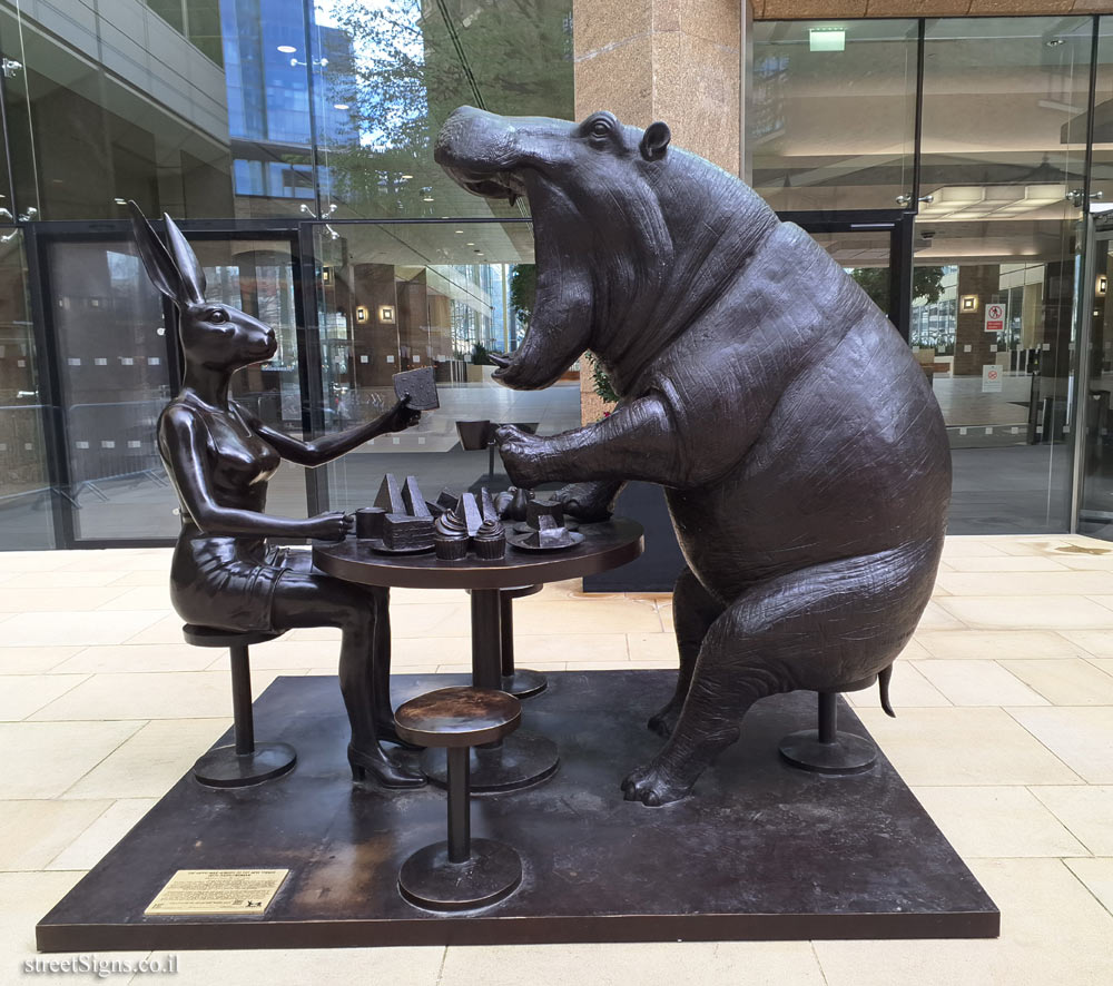 London - "The Hippo and the Rabbit Woman" outdoor sculpture by Gillie and Marc - 6 Hay’s Ln, London SE1 2HB, UK