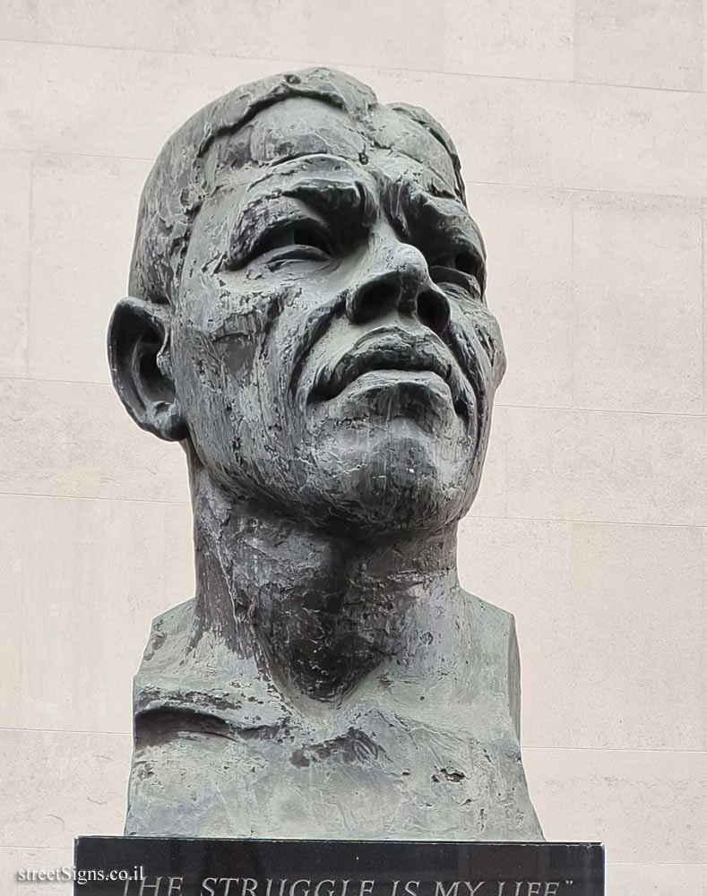 London - Bust of Nelson Mandela - 30 The Queen’s Walk, London SE1 8XX, UK