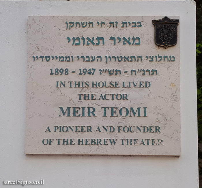 Meir Teomi - Plaques of artists who lived in Tel Aviv