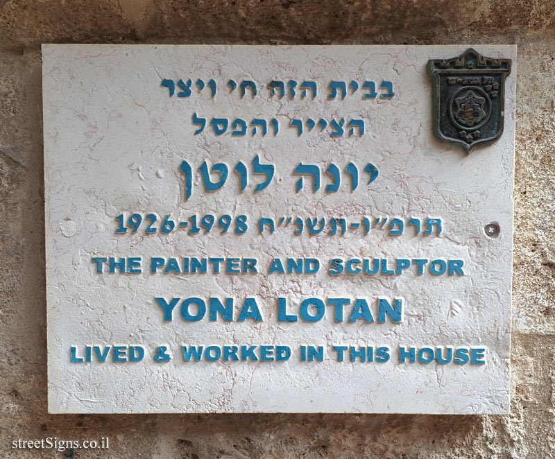 Yona Lotan - Plaques of artists who lived in Tel Aviv