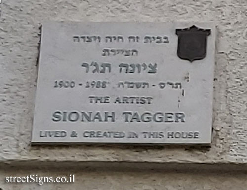 Sionah Tagger - Plaques of artists who lived in Tel Aviv