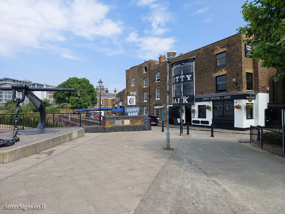 London - Greenwich - Thames Path - National Walking Trail - 1 Ballast Quay, London SE10 9PD, UK