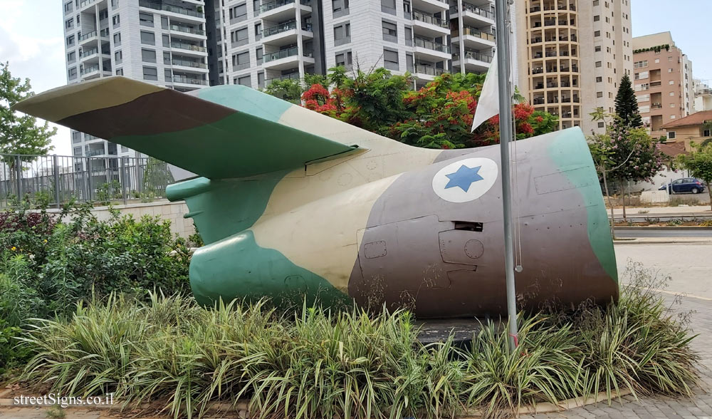 Hod Hasharon - Monument to Air Force Pilots and Navigators - Sokolov St 34, Hod Hasharon, Israel