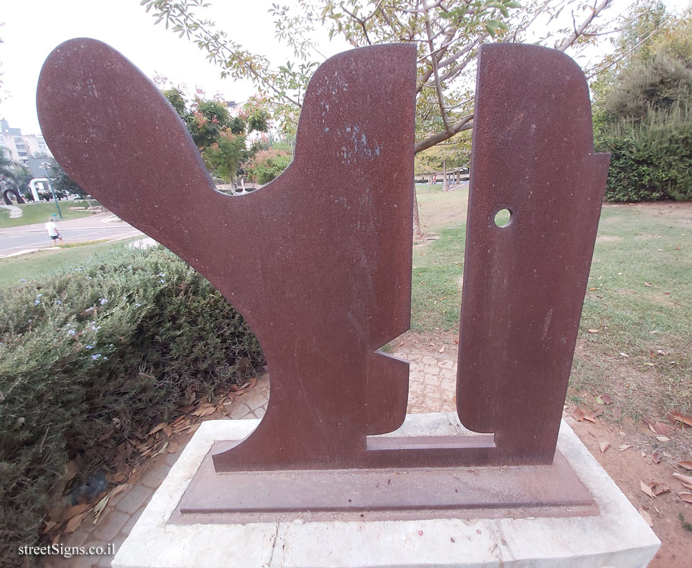 Kiryat Ono - "Face to Face" outdoor sculpture by Jackie Wanono - Yona Wallach Sculpture Garden, Yehuda Halevi St 3, Kiryat Ono, Israel