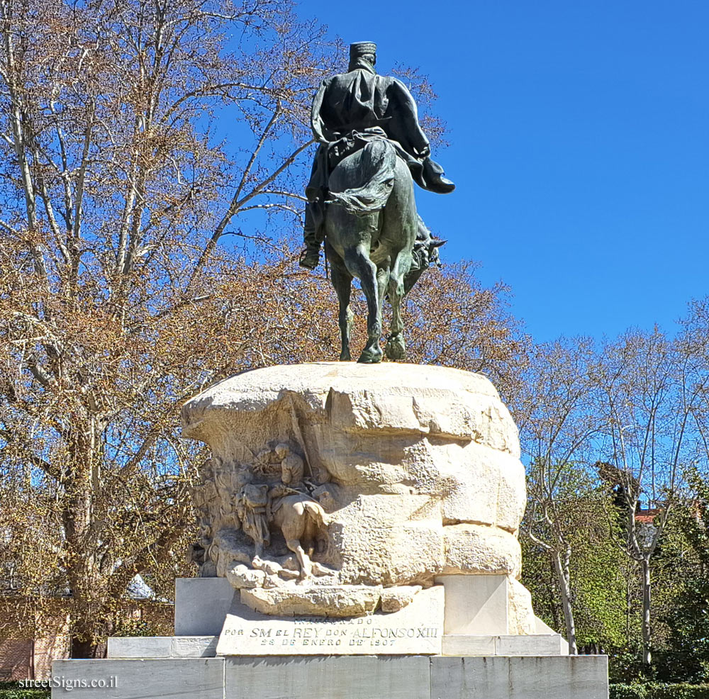Madrid - Buen Retiro Park - Memorial statue to General Martínez Campos - Side 4
