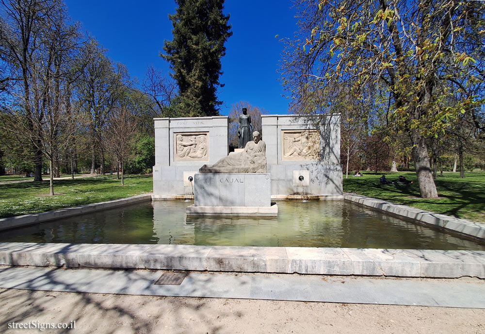 Madrid - Buen Retiro Park - Memorial statue to brain researcher Santiago Ramón y Cajal - P.º de Venezuela, 5, Retiro, 28009 Madrid, Spain