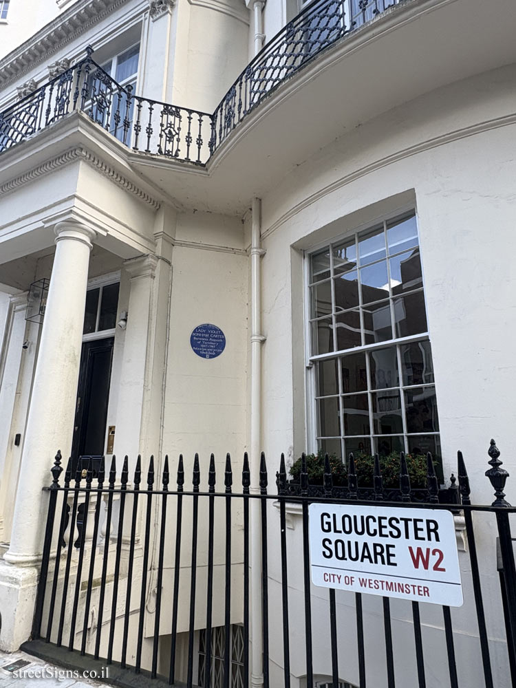 London - A memorial plaque at the house where politician and writer Violet Bonham Carter lived - 43 Gloucester Sq, Tyburnia, London W2 2NL, UK