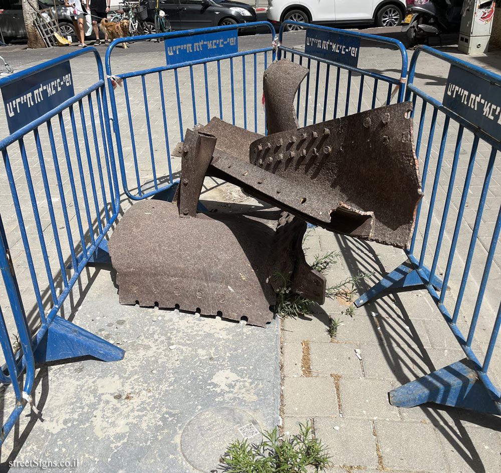 "Torn Steel" - Outdoor sculpture by Yehiel Shemi (2025) - Simtat Mikha 4, Tel Aviv-Yafo, Israel