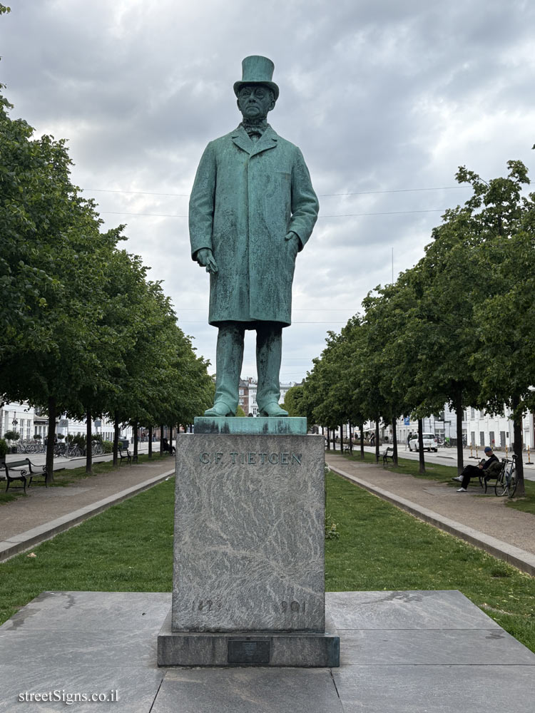 Copenhagen - A statue commemorating the industrialist and financier Carl Frederik Tietgen - Sankt Annæ Pl. 19C, 1250 København, Denmark