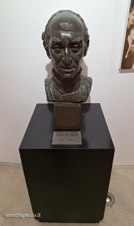 Tel Aviv - Statue of Raphael Klatchkin’s head at the Habima Theater - HaBima/TARSAT Boulevard, Tel Aviv-Yafo, Israel