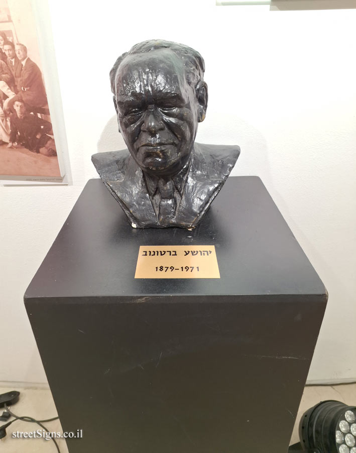 Tel Aviv - Statue of Yehoshua Bertonov’s head at the Habima Theater - Tarsat Ave 2, Tel Aviv-Yafo, Israel