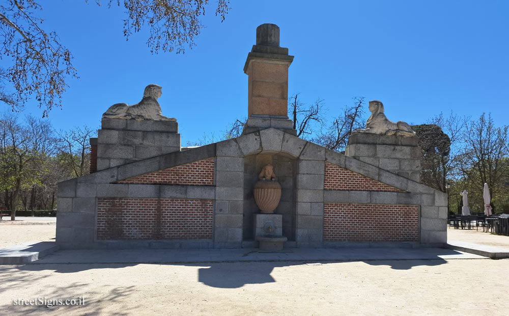 Madrid - Buen Retiro Park - The Egyptian fountain