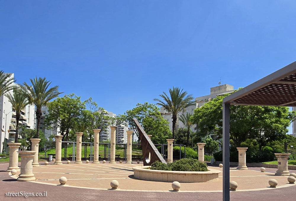 Rishon LeZion - Sundial Square - HaNahshol/Moshe Dayan Boulevard, Rishon LeZion, Israel