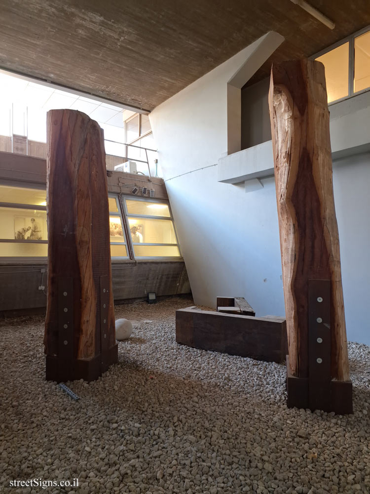 Tel Hashomer Hospital - "Survival" sculpture by Daniella Sheinman - Derech Sheba 2, Ramat Gan, Israel