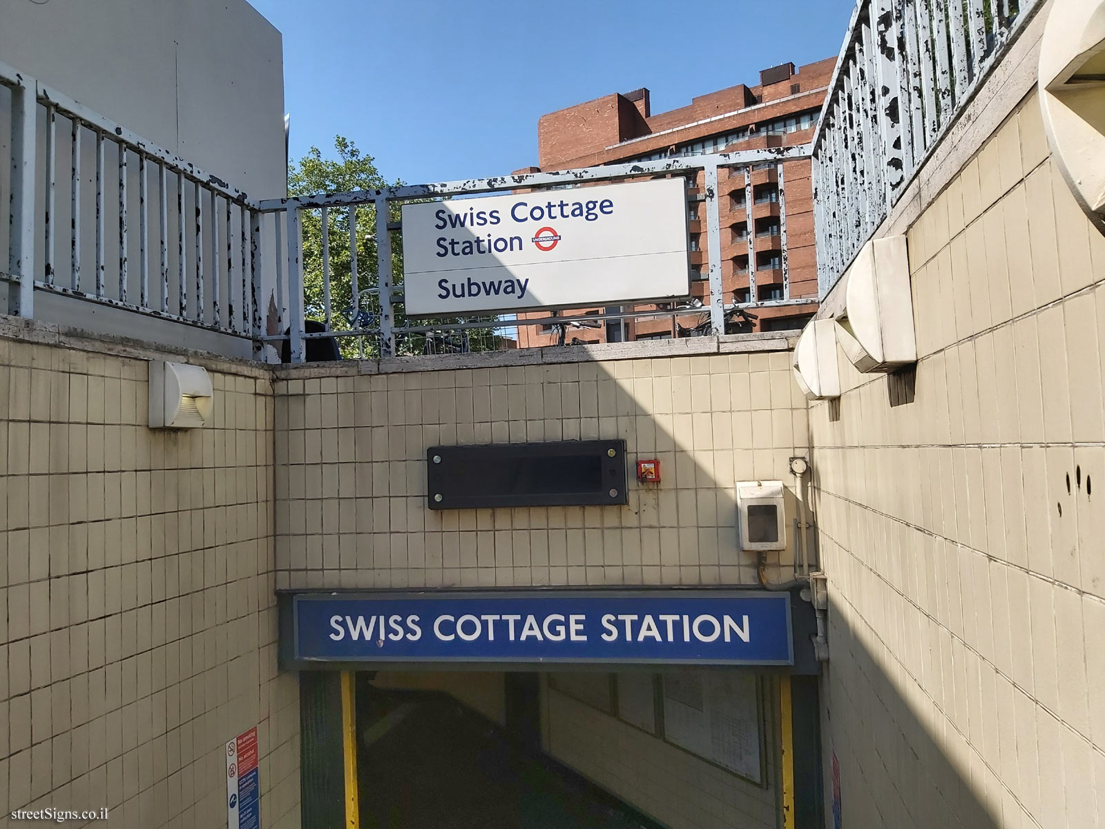 London Underground - Swiss Cottage station