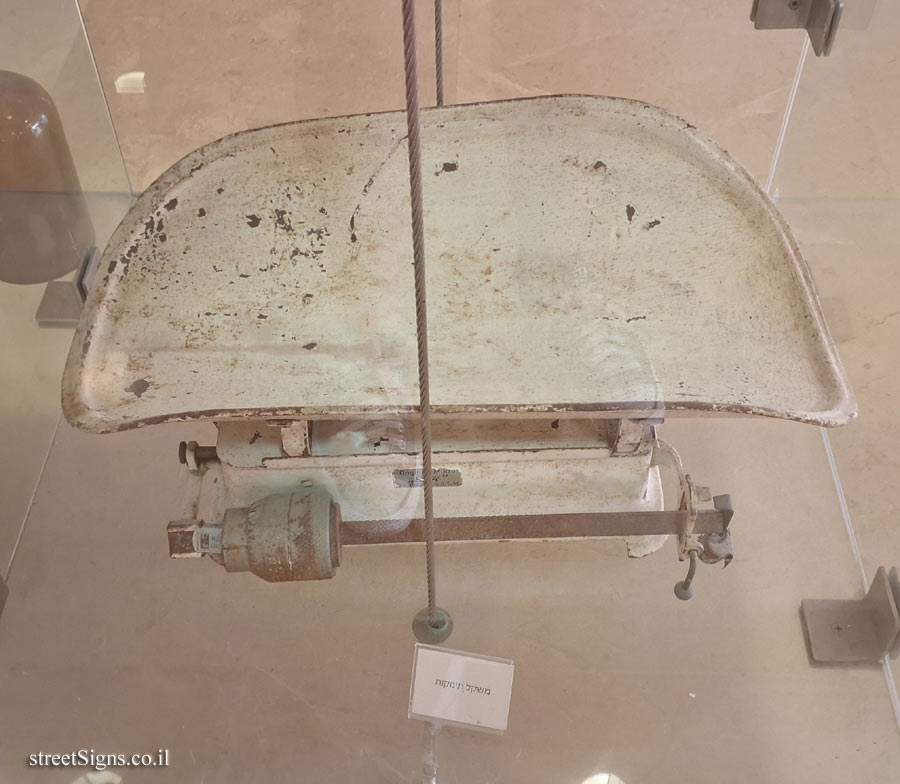 Tel Hashomer Hospital - Display of items from the Mamlock Pharmacy - Baby scale