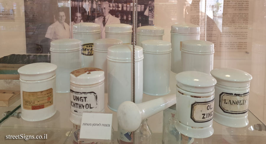 Tel Hashomer Hospital - Display of items from the Mamlock Pharmacy - Jars for storing ointments