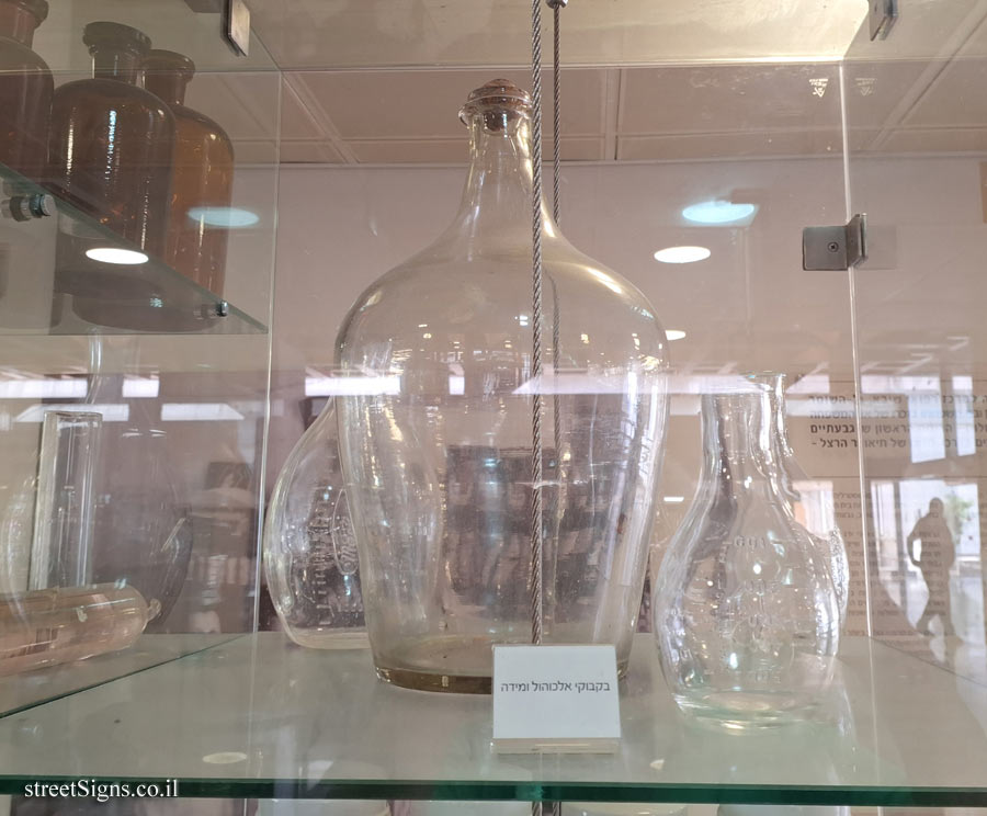 Tel Hashomer Hospital - Display of items from the Mamlock Pharmacy - Alcohol and measuring bottles