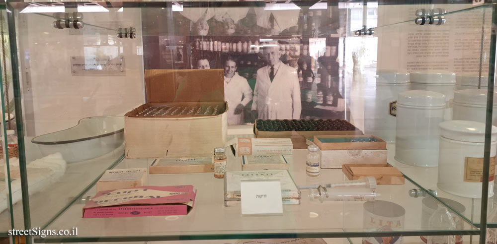 Tel Hashomer Hospital - Display of items from the Mamlock Pharmacy - Syringes