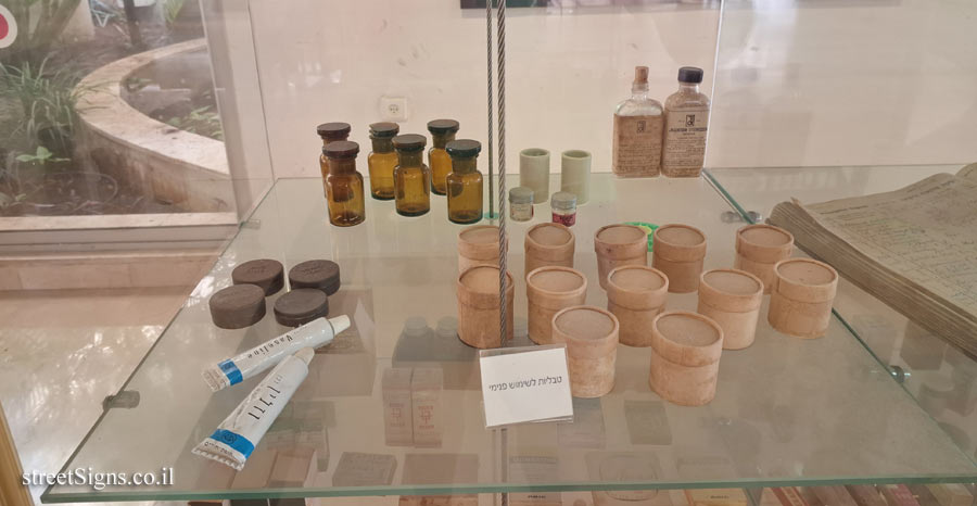 Tel Hashomer Hospital - Display of items from the Mamlock Pharmacy - Tablets for internal use