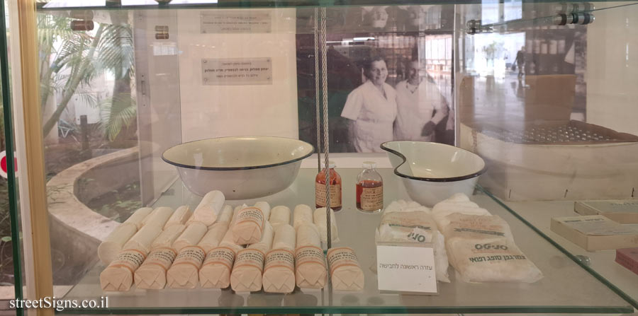 Tel Hashomer Hospital - Display of items from the Mamlock Pharmacy - First-aid bandaging kit