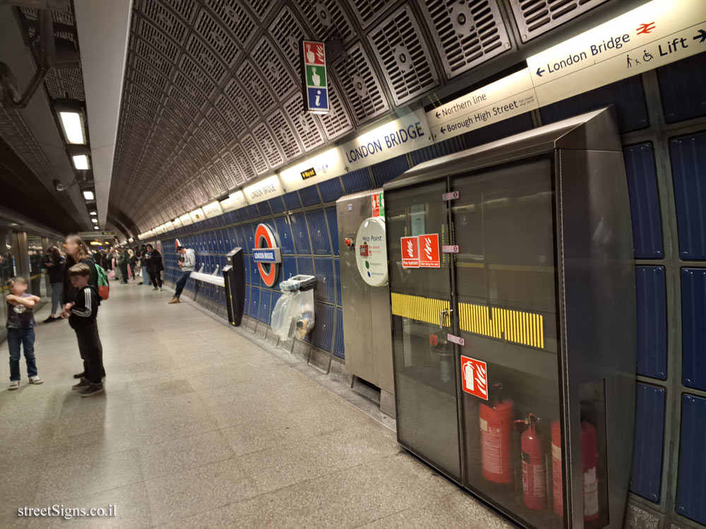 London - London Bridge Subway Station - Interior of the station