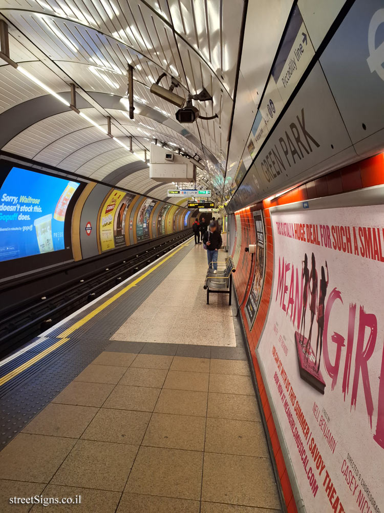 London - Green Park Subway Station - Interior of the station