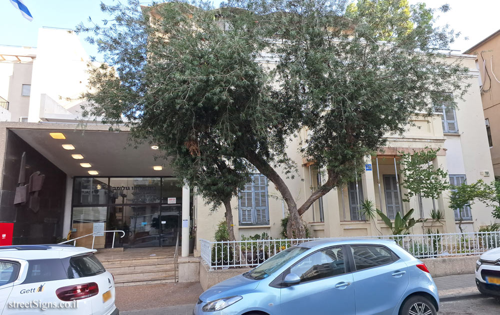 Tel Aviv - Statue of Shmuel Katz in front of the Haganah Museum - Rothschild Blvd 23, Tel Aviv-Yafo, Israel