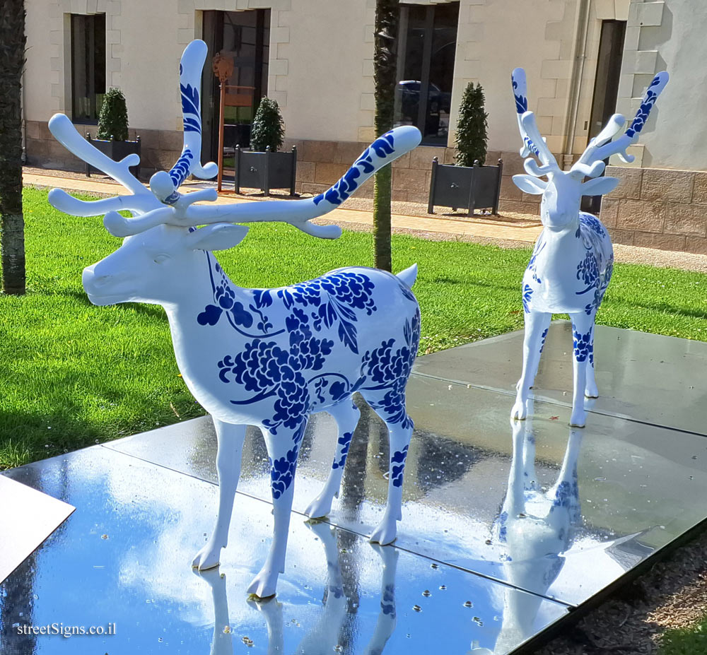 Carquefou - Château de Maubreuil - Deer - Sculpture by Liu Ren - 1 Maubreuil, 44470 Carquefou, France