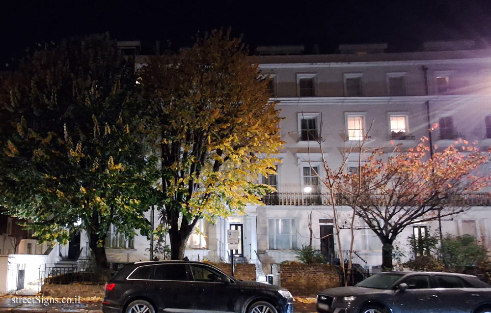 London - Commemorative plaque on the clinic of physician and novelist Archibald Joseph Cronin - 152 Westbourne Grove, London W11 2RR, UK