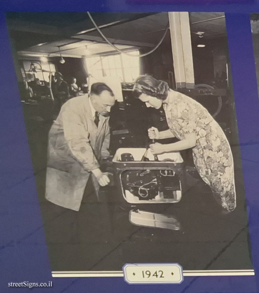 London - All about signaling at Earl’s Court station - 1942 - Repair of a component in the signalling system