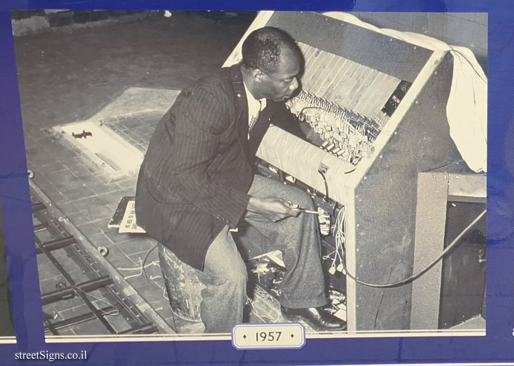 London - All about signaling at Earl’s Court station - 1957 - Preparation of a signal board for use