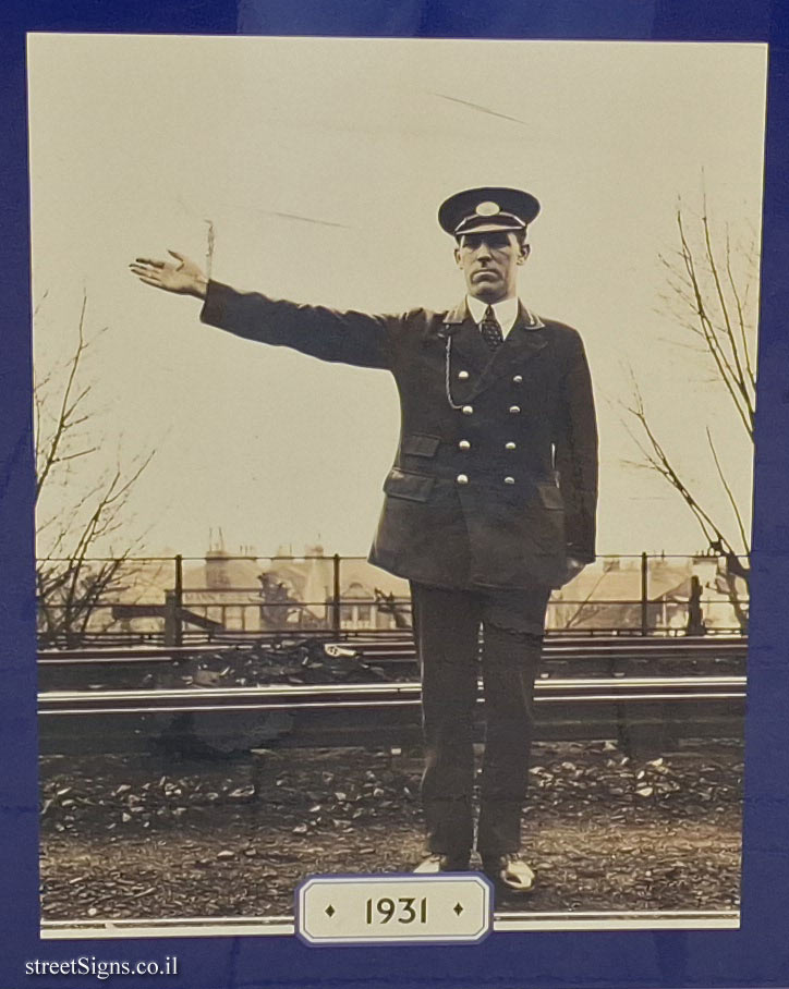 London - All about signaling at Earl’s Court station - 1931 - Demonstration of signalling positions